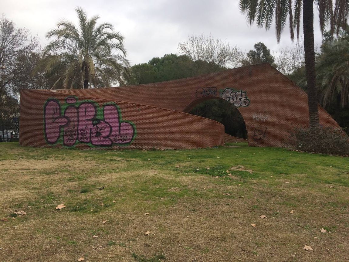Suciedad, desperfectos, basura... y una guardería okupa en la Cartuja