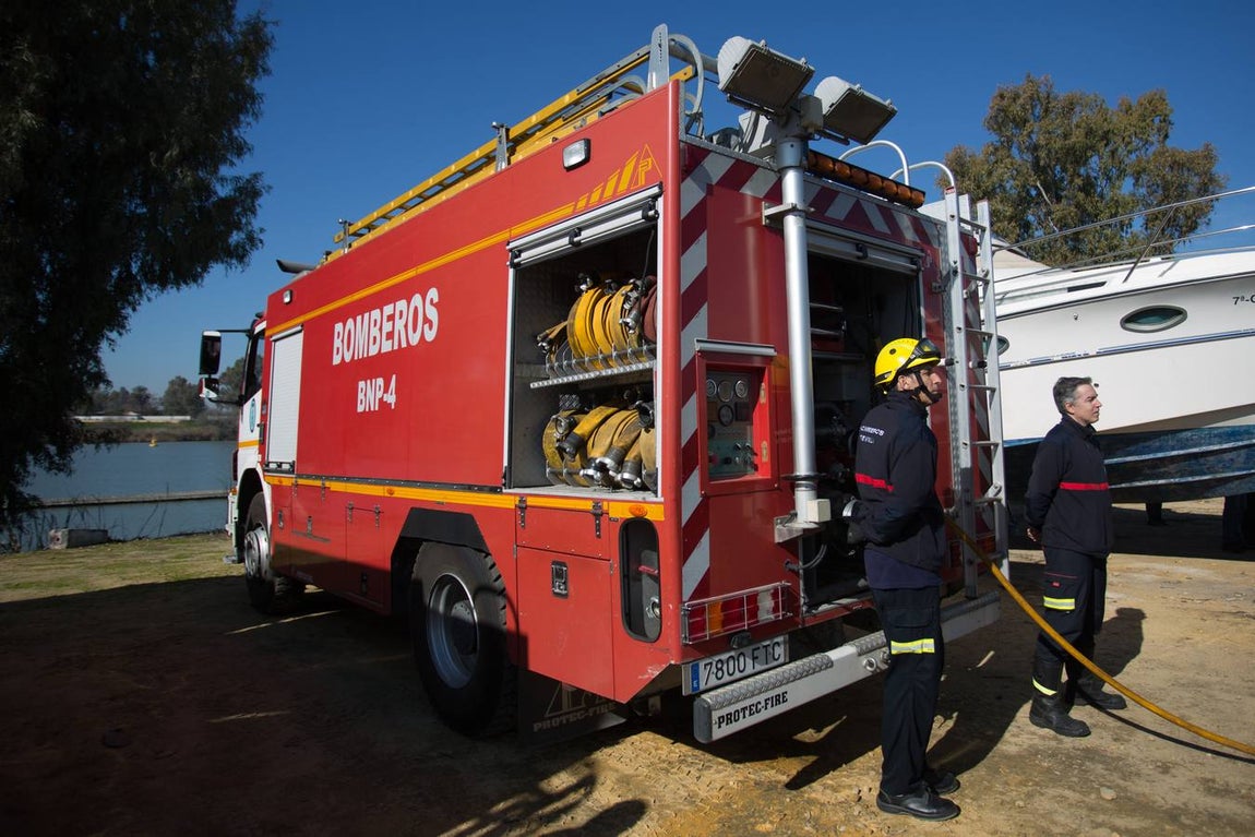 Así se entrenan los bomberos en el nuevo campo de prácticas del Puerto
