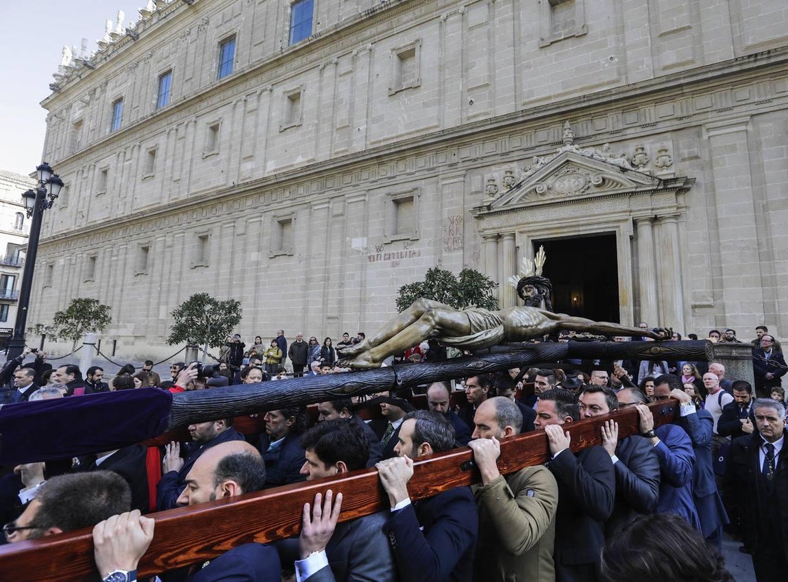 El Vía Crucis del Cristo de la Salud de La Carretería, en imágenes
