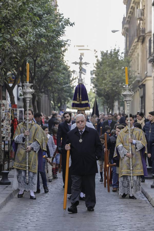 El Vía Crucis del Cristo de la Salud de La Carretería, en imágenes