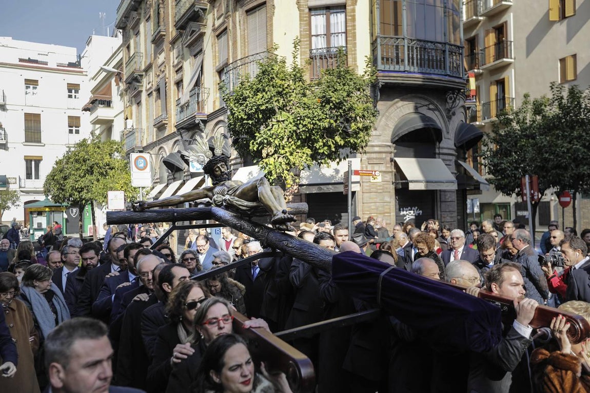El Vía Crucis del Cristo de la Salud de La Carretería, en imágenes