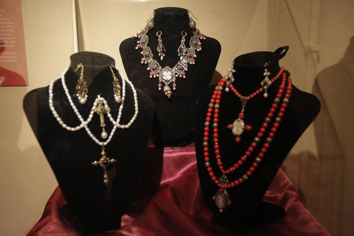 La exposición «Moda y época de Isabel la Católica en Córdoba», en imágenes