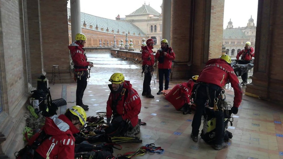 Así trabajan los Bomberos de Sevilla en un rescate