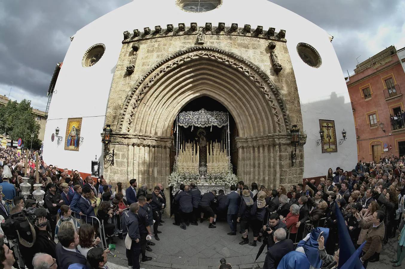 En fotos, estación de penitencia de La Hiniesta en la Semana Santa de Sevilla 2018