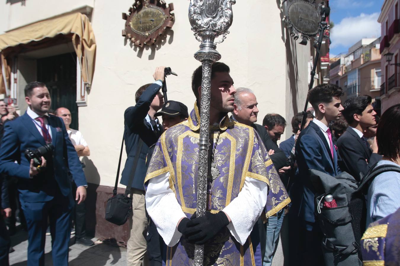 En fotos, la hermandad de Jesús Despojado desborda el Molviedro en la Semana Santa de Sevilla 2018