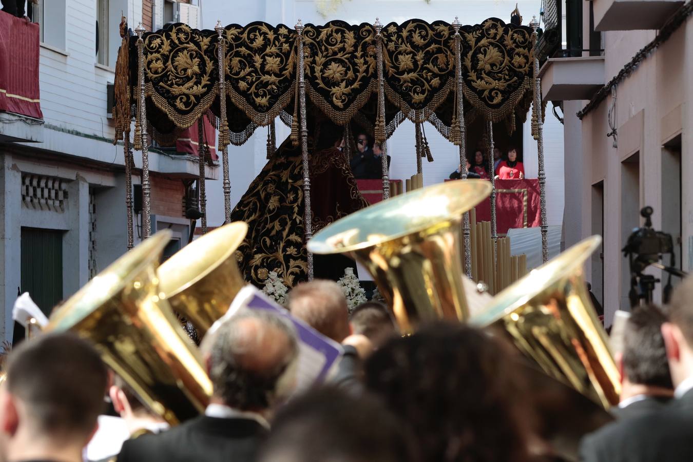 En fotos, la hermandad de Jesús Despojado desborda el Molviedro en la Semana Santa de Sevilla 2018