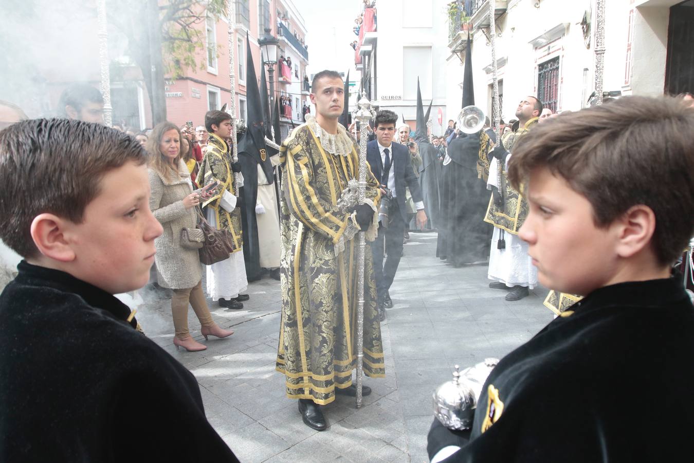 En fotos, la hermandad de Jesús Despojado desborda el Molviedro en la Semana Santa de Sevilla 2018