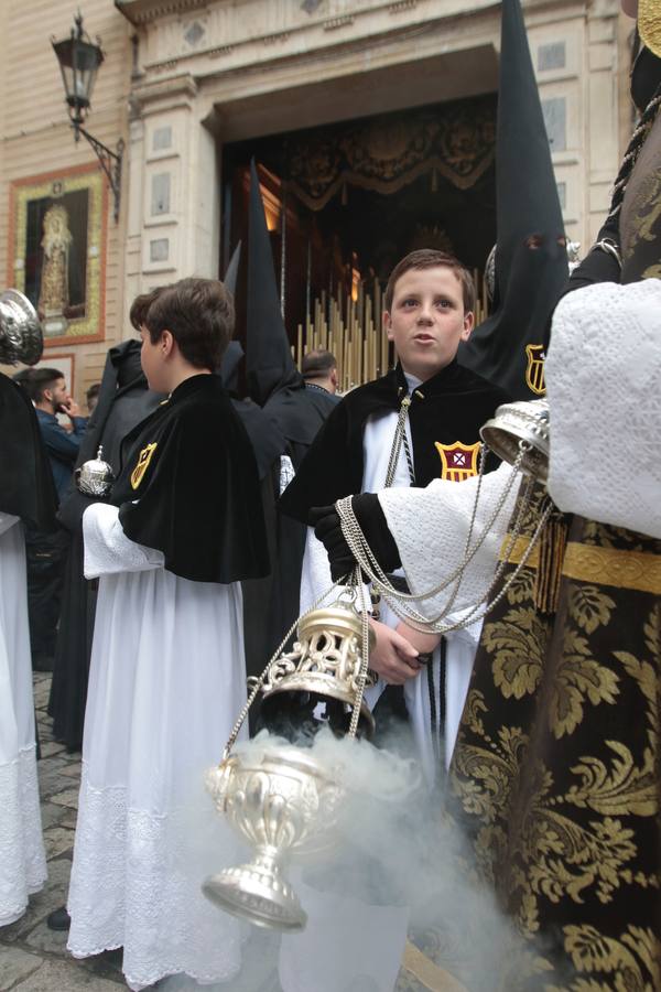 En fotos, la hermandad de Jesús Despojado desborda el Molviedro en la Semana Santa de Sevilla 2018