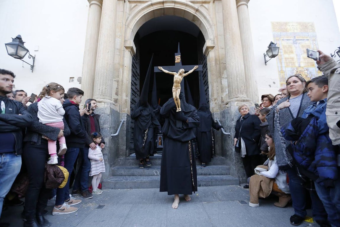 En fotos, el recogimiento del Via Crucis por las calles de Córdoba