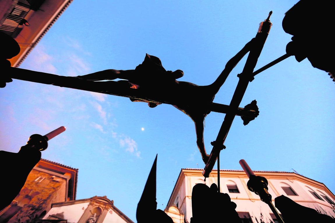 En fotos, el recogimiento del Via Crucis por las calles de Córdoba