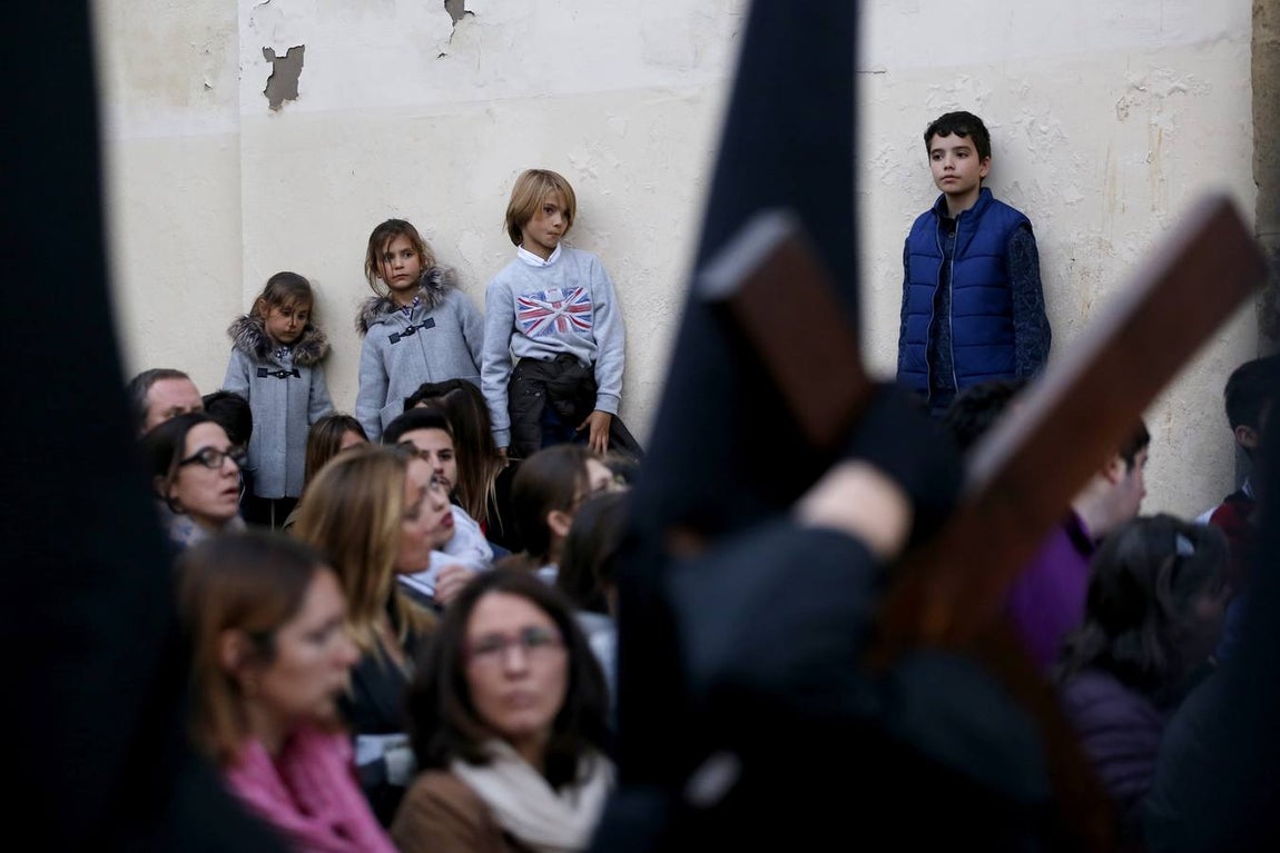 En fotos, el recogimiento del Via Crucis por las calles de Córdoba