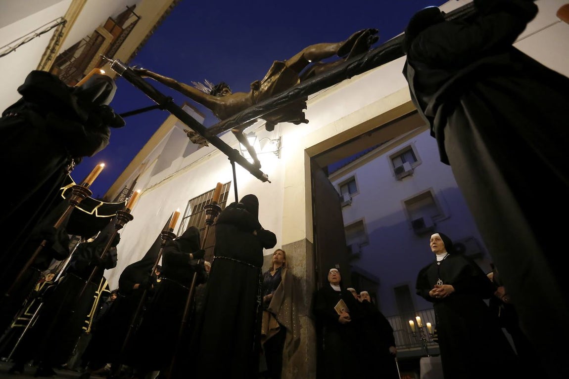 En fotos, el recogimiento del Via Crucis por las calles de Córdoba