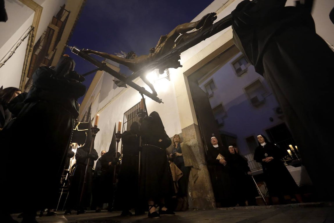 En fotos, el recogimiento del Via Crucis por las calles de Córdoba