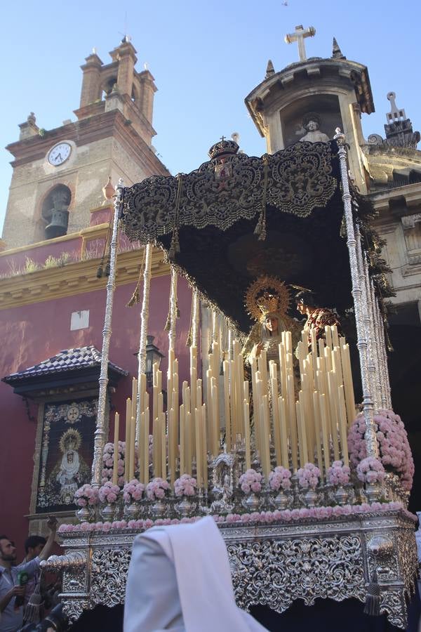 El Dulce Nombre al sol de Martes Santo en la Semana Santa de Sevilla 2018, en fotos