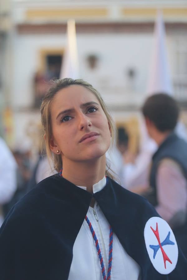El Dulce Nombre al sol de Martes Santo en la Semana Santa de Sevilla 2018, en fotos