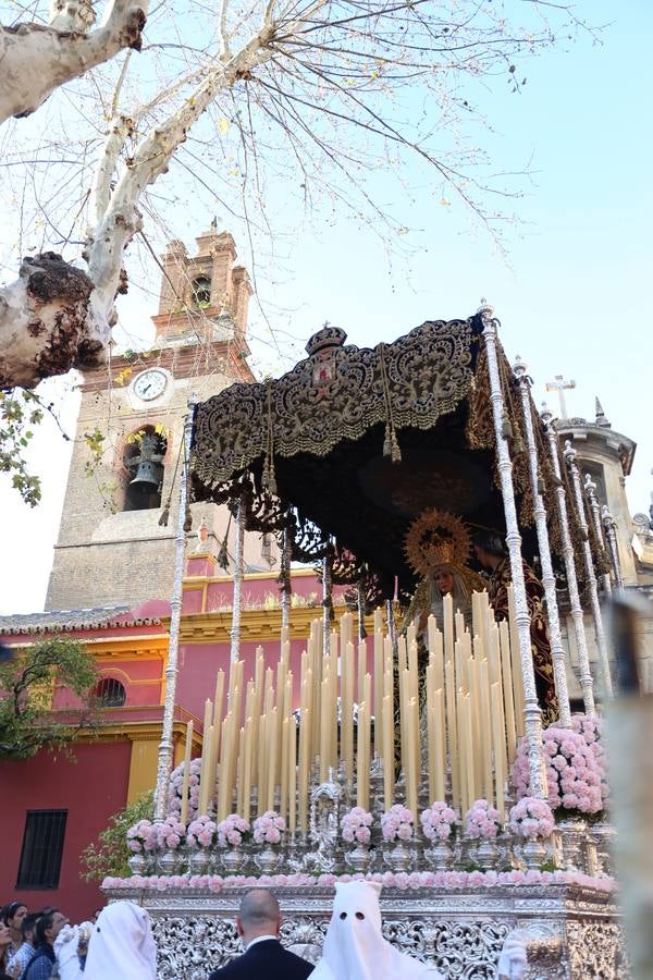 El Dulce Nombre al sol de Martes Santo en la Semana Santa de Sevilla 2018, en fotos