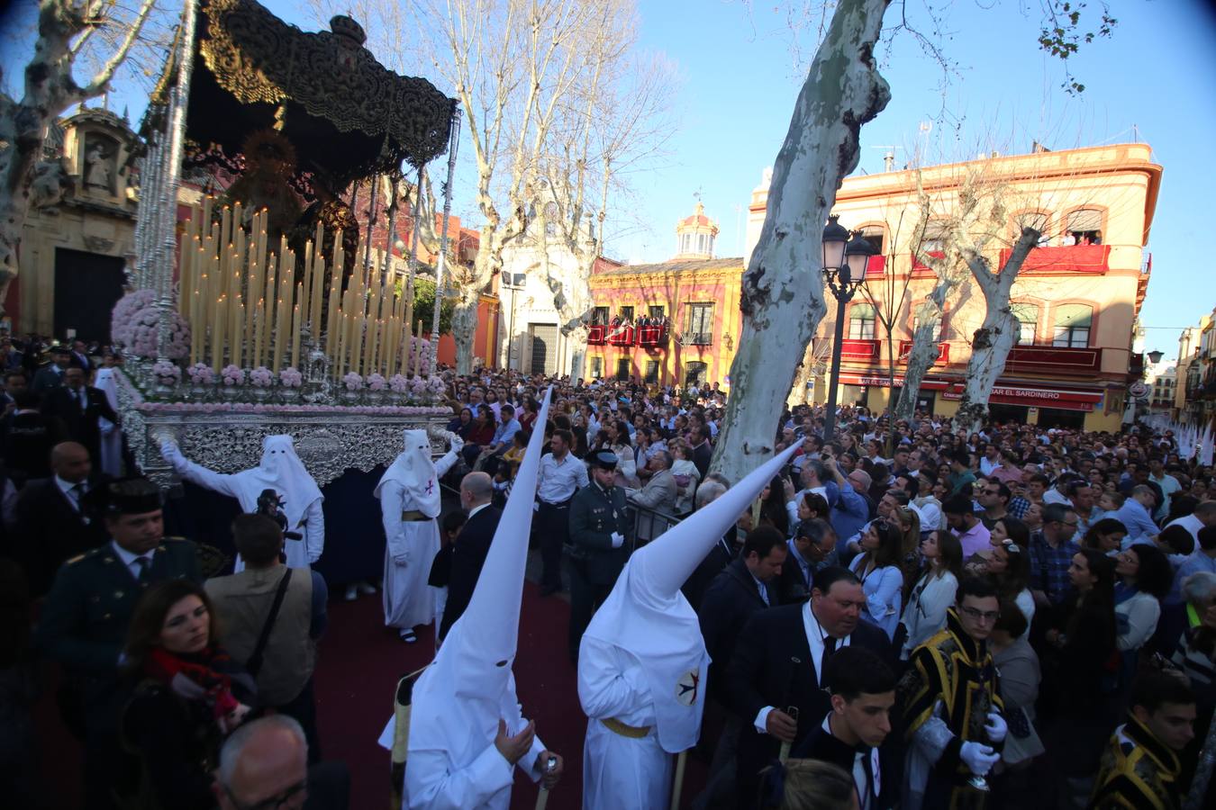 El Dulce Nombre al sol de Martes Santo en la Semana Santa de Sevilla 2018, en fotos