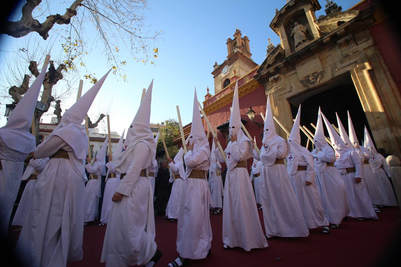 El Dulce Nombre al sol de Martes Santo en la Semana Santa de Sevilla 2018, en fotos