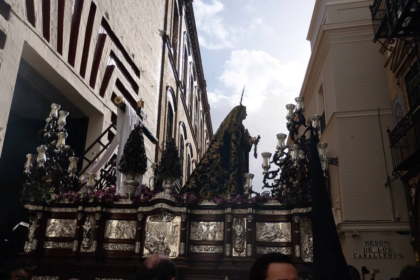 En fotos, La Soledad de San Buenaventura saliendo de su convento - Semana Santa Sevilla 2018