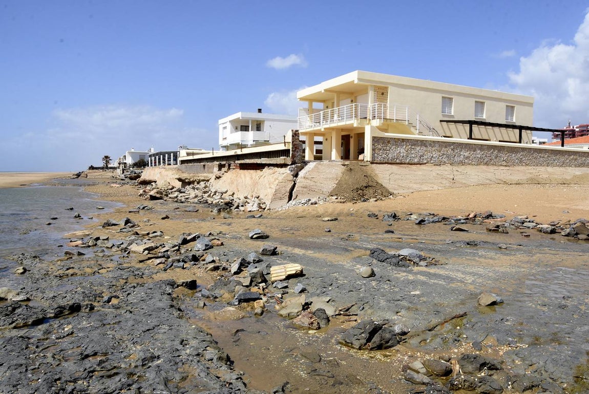 Los trabajos de reparación y el estado de las playas de La Antilla, en imágenes