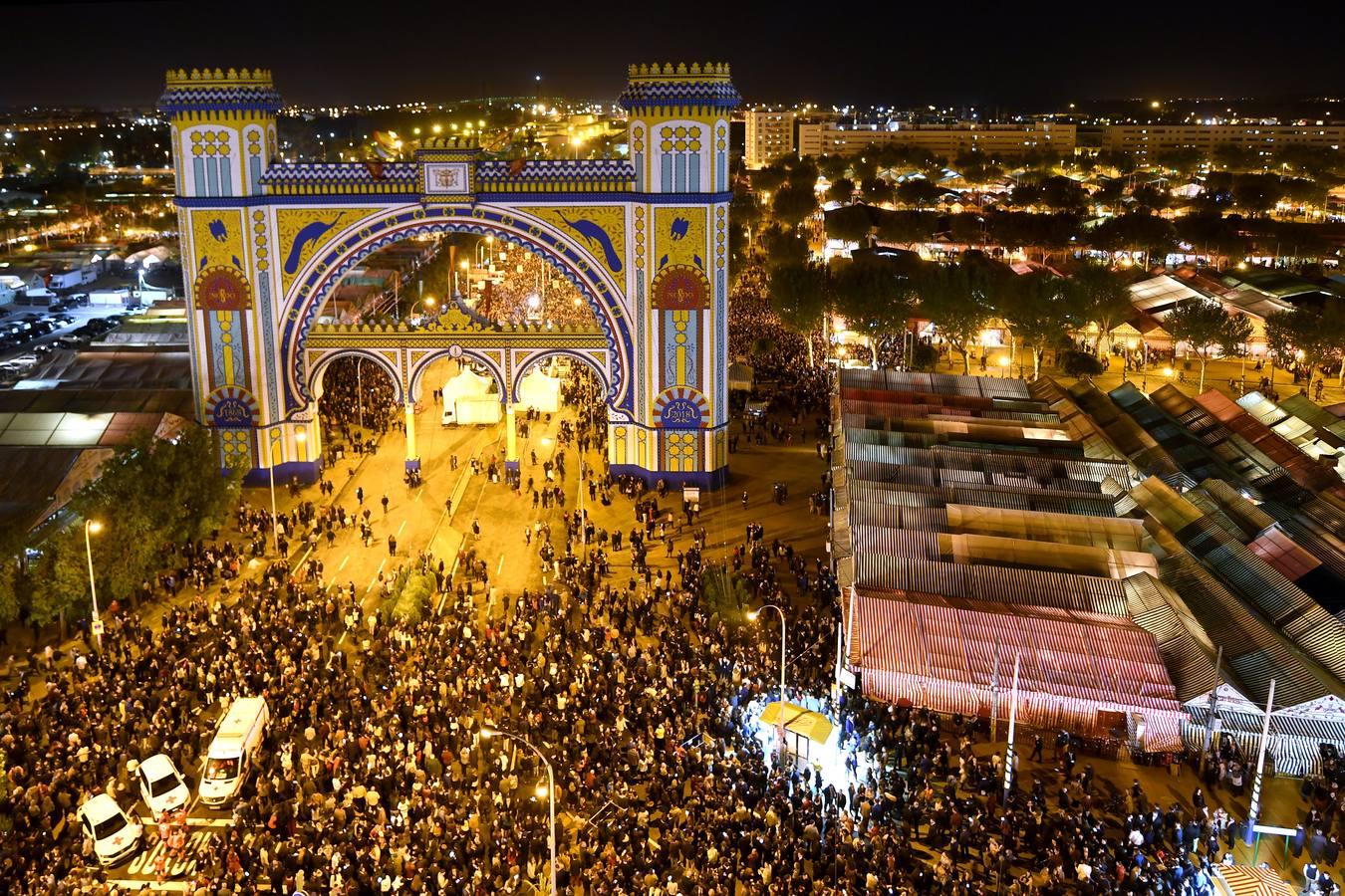 La Feria de Abril de Sevilla 2018 ya reluce tras el alumbrado del real