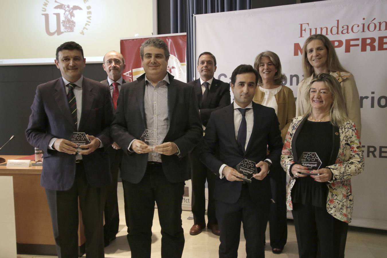 La Infanta Elena, en la entrega de premios del I Campeonato Interuniversitario de bugaMAP en Sevilla