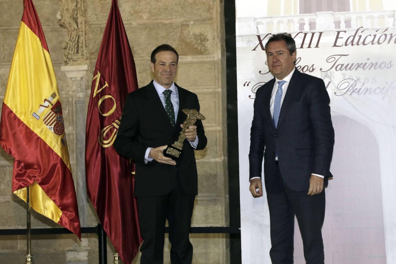uan Espadas, alcalde de Sevilla, le entregó el premio a Justo Hernández, propietario de Garcigrande, como mejor ganadería