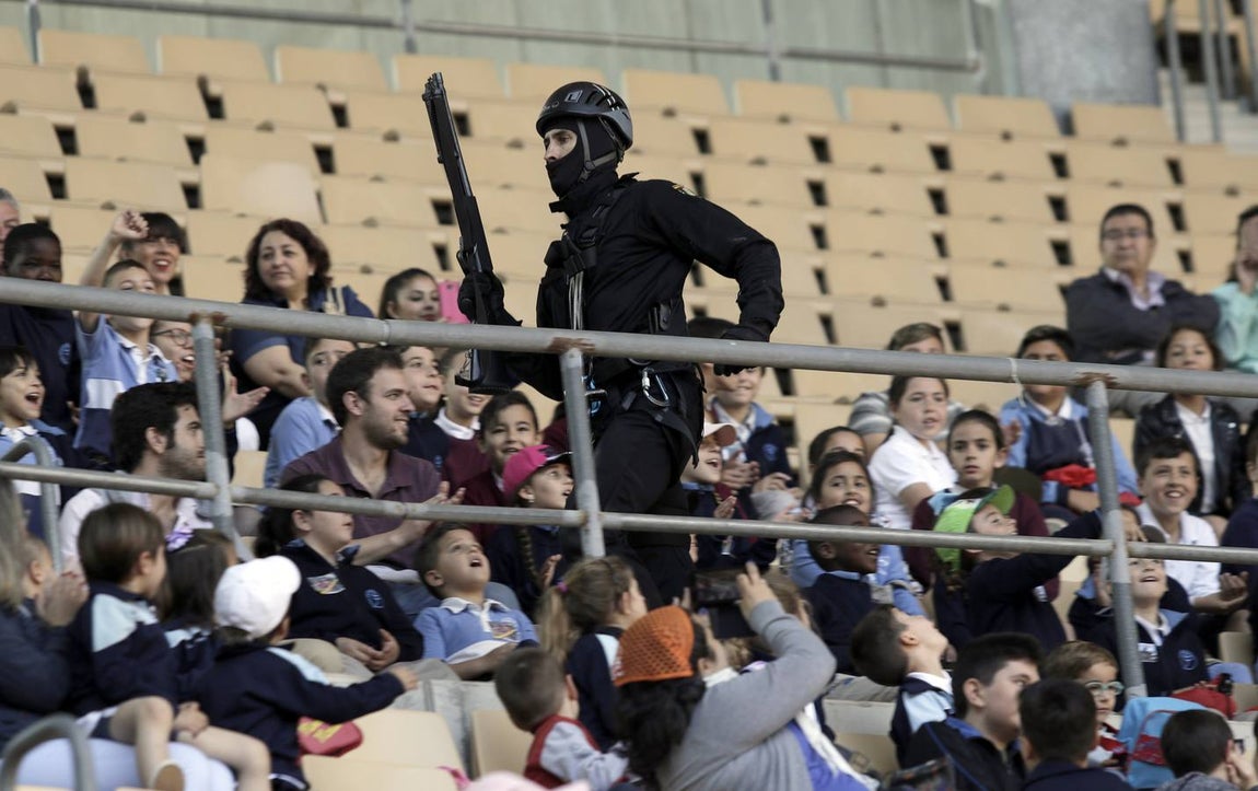 Espectacular exhibición de las unidades especiales de la Policía Nacional