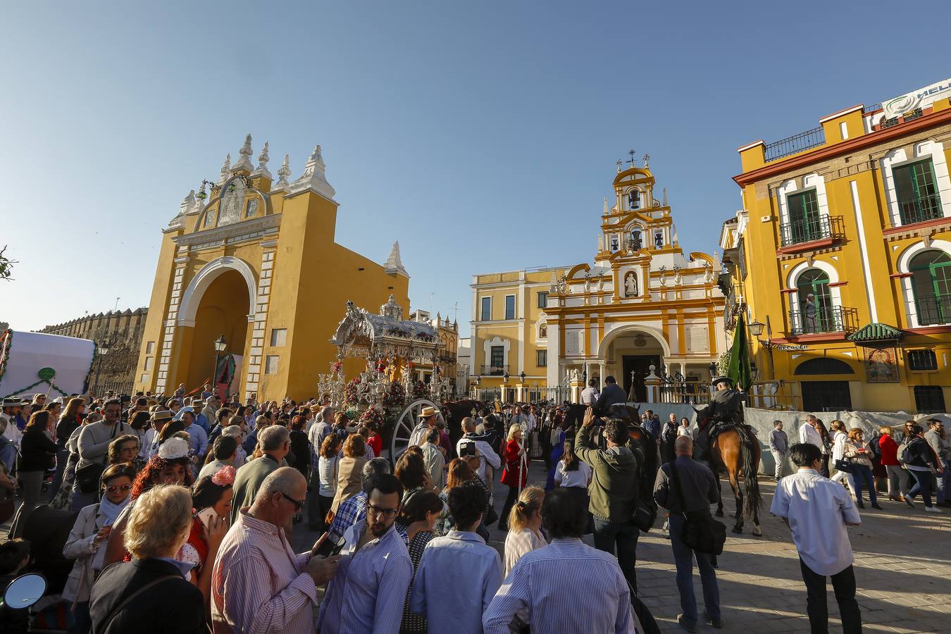 Rocío 2018 en Sevilla: salida de la hermandad de la Macarena