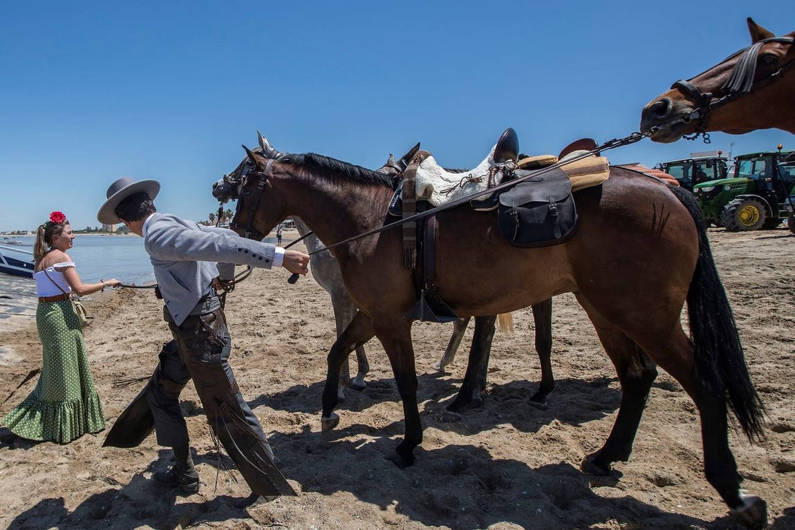 El Rocío 2018 en imágenes: paso por Sanlúcar de Barrameda