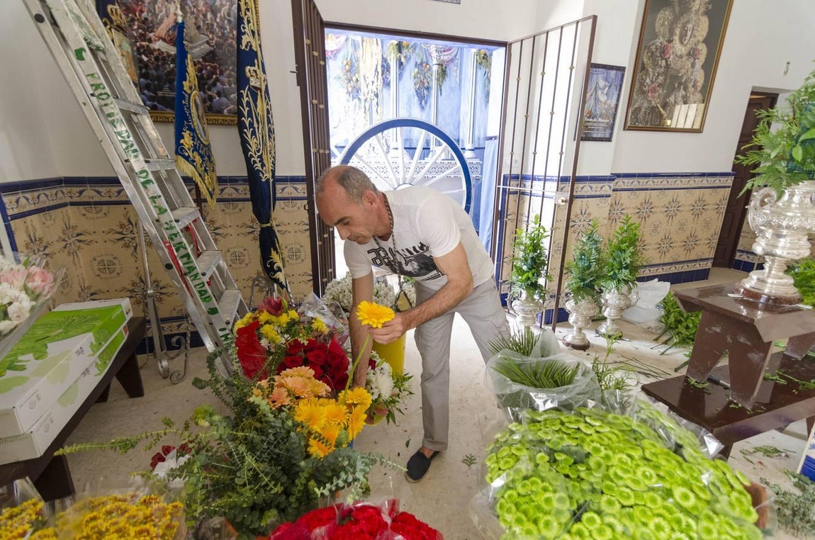 Arreglos florales en el Simpecado de Hinojos