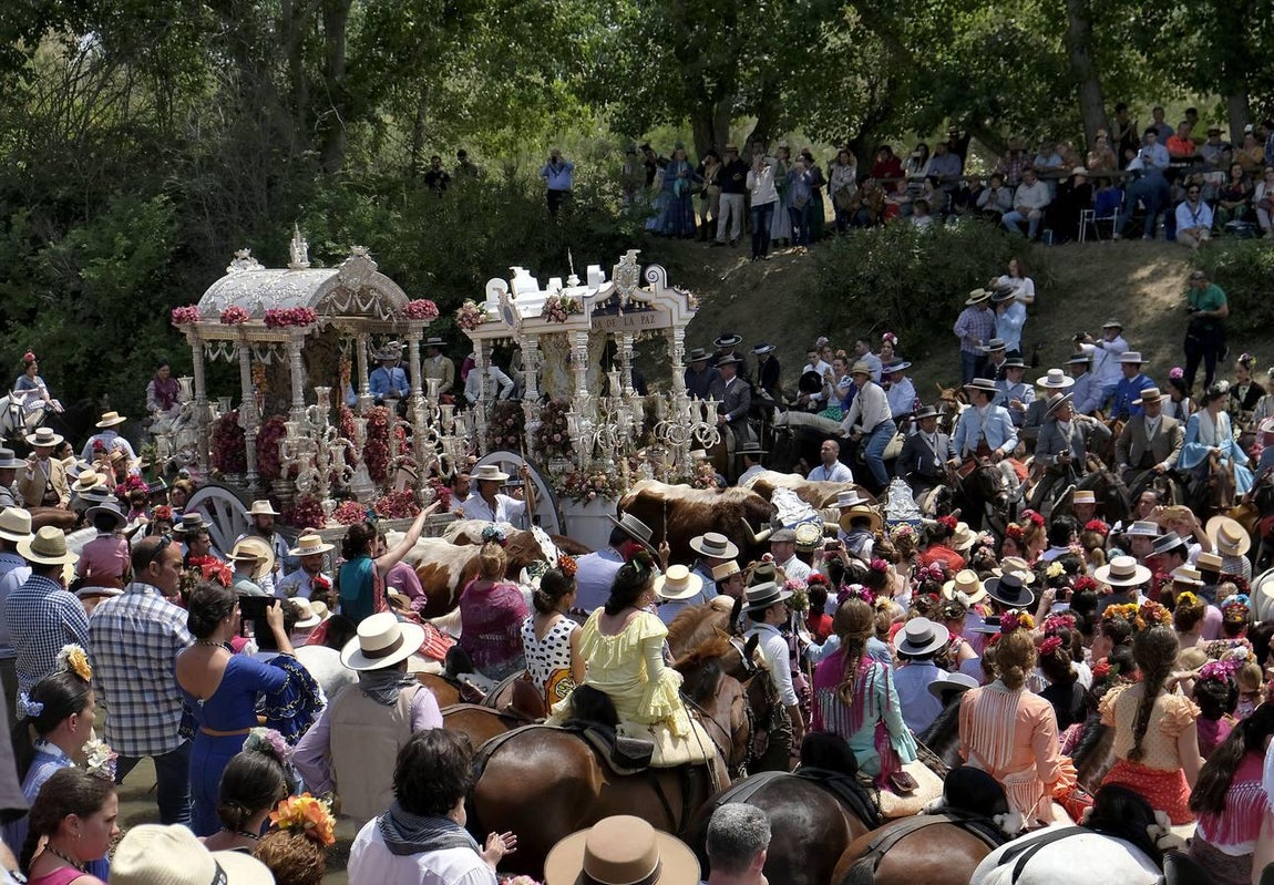 Las carretas del Salvador y del Viso del Alcor cruzando juntas por el Quema