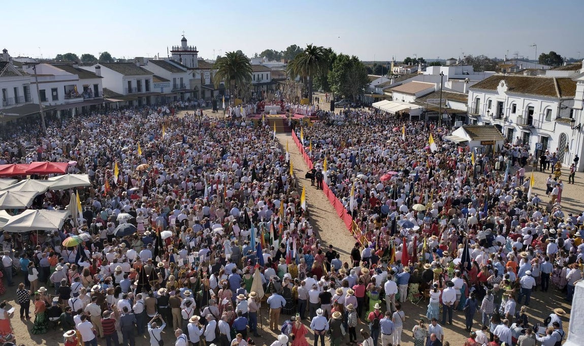 El Rocío 2018: Domingo de devoción y lluvia en la aldea