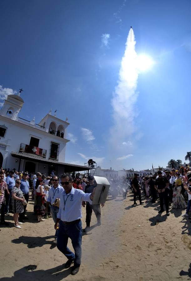 El Rocío 2018: Domingo de devoción y lluvia en la aldea