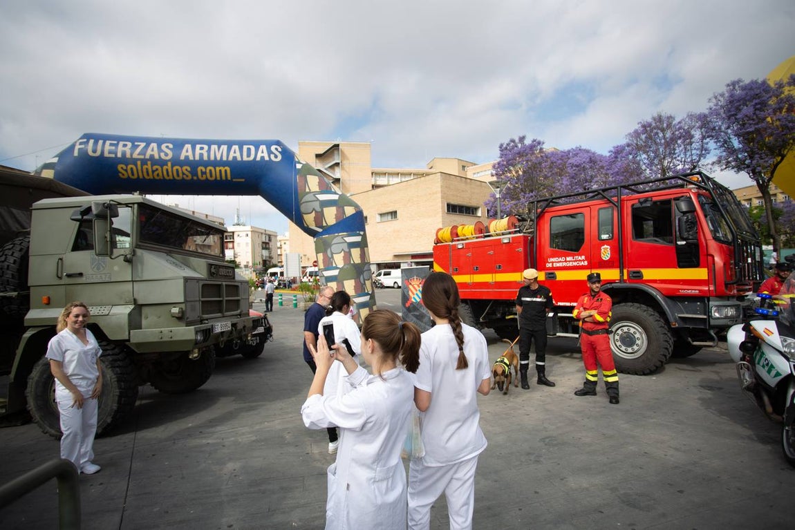 Jornada de convivencia entre las Fuerzas Armadas y niños ingresados en el Hospital Virgen del Rocío de Sevilla