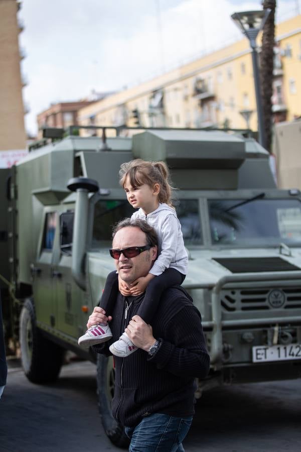 Jornada de convivencia entre las Fuerzas Armadas y niños ingresados en el Hospital Virgen del Rocío de Sevilla