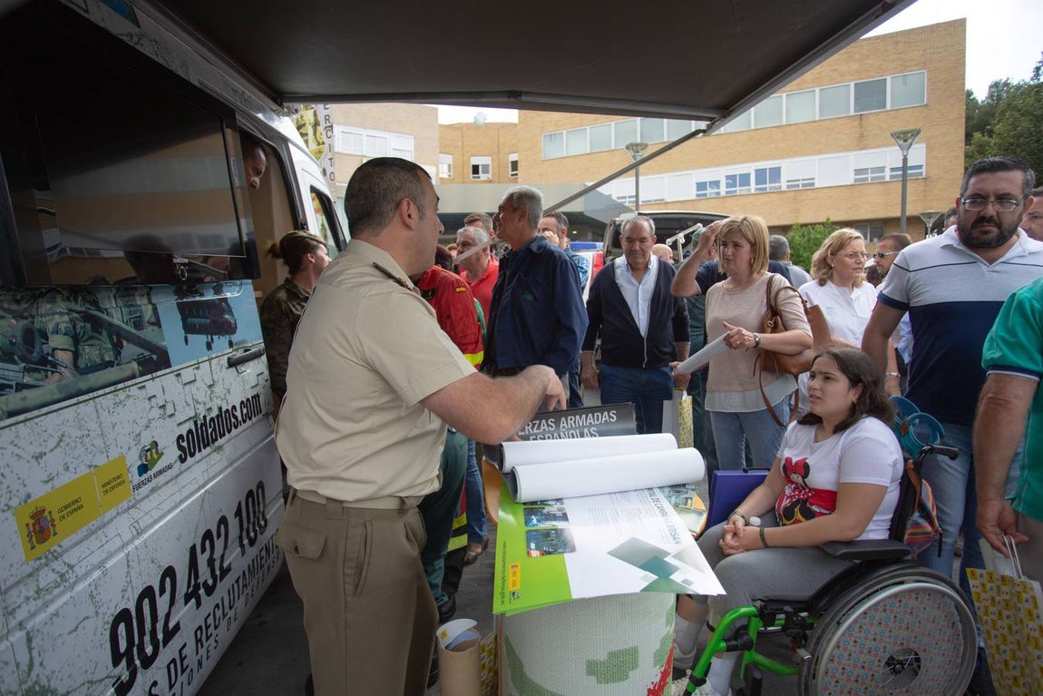 Jornada de convivencia entre las Fuerzas Armadas y niños ingresados en el Hospital Virgen del Rocío de Sevilla
