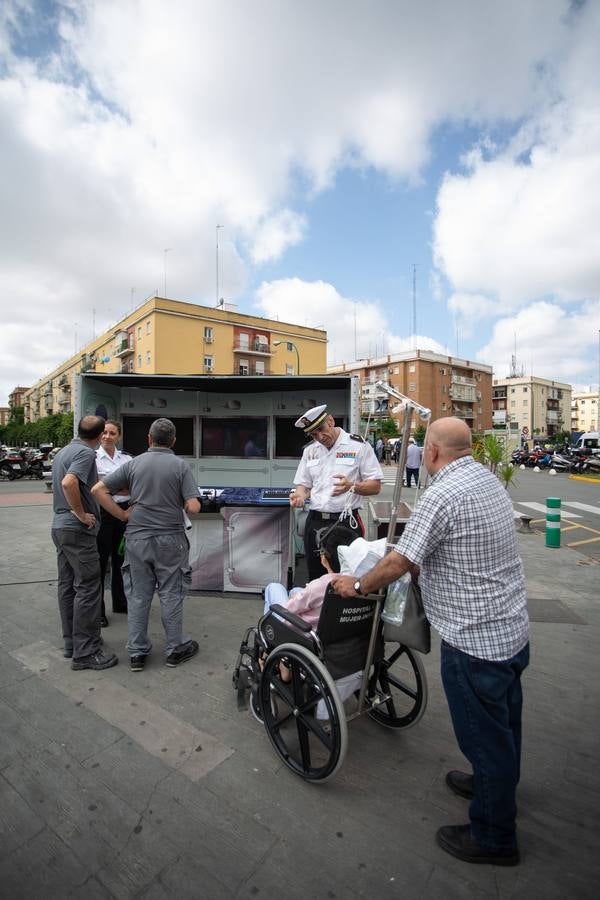 Jornada de convivencia entre las Fuerzas Armadas y niños ingresados en el Hospital Virgen del Rocío de Sevilla