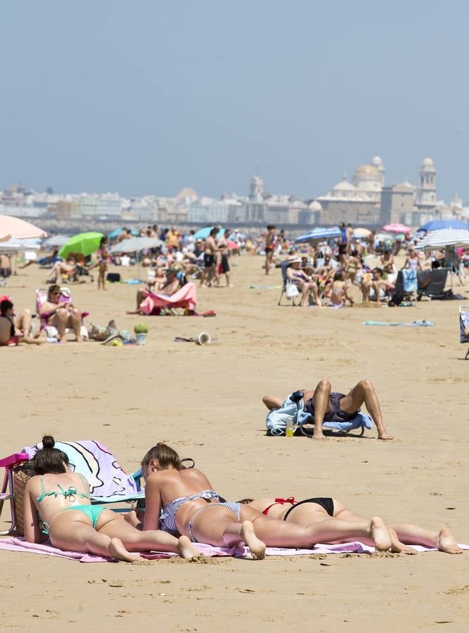 Las playas de Cádiz, llenas el primer fin de semana veraniego