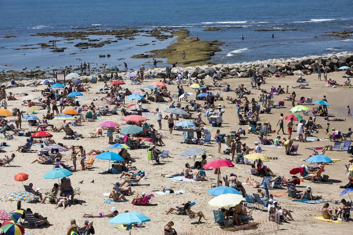 Las playas de Cádiz, llenas el primer fin de semana veraniego