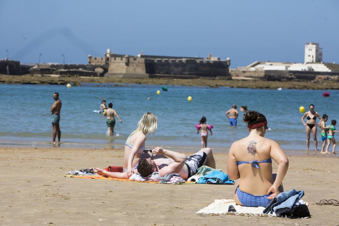 Las playas de Cádiz, llenas el primer fin de semana veraniego