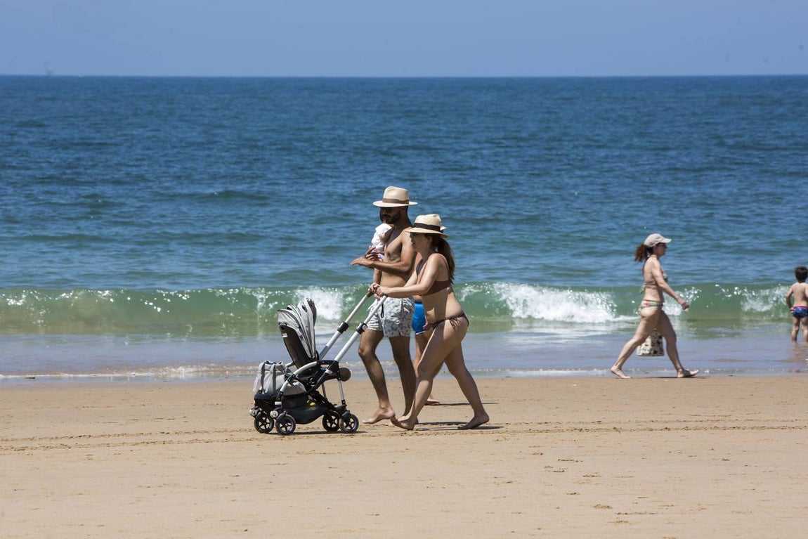 Las playas de Cádiz, llenas el primer fin de semana veraniego