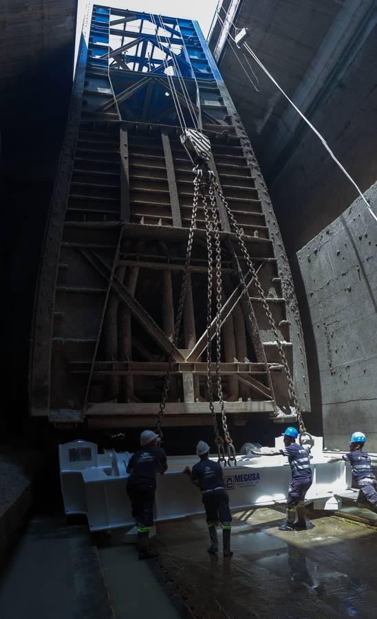 En las tripas de la gran esclusa del Guadalquivir