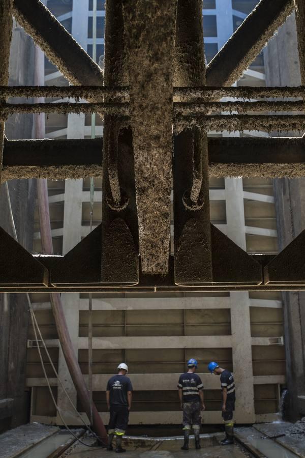 En las tripas de la gran esclusa del Guadalquivir