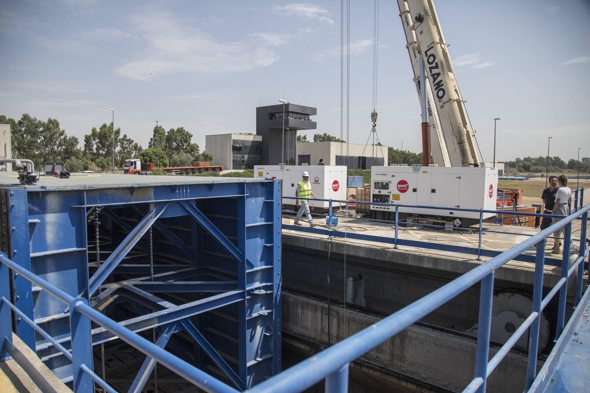 En las tripas de la gran esclusa del Guadalquivir