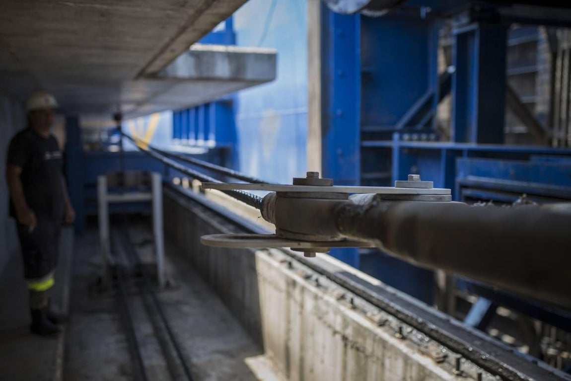 En las tripas de la gran esclusa del Guadalquivir