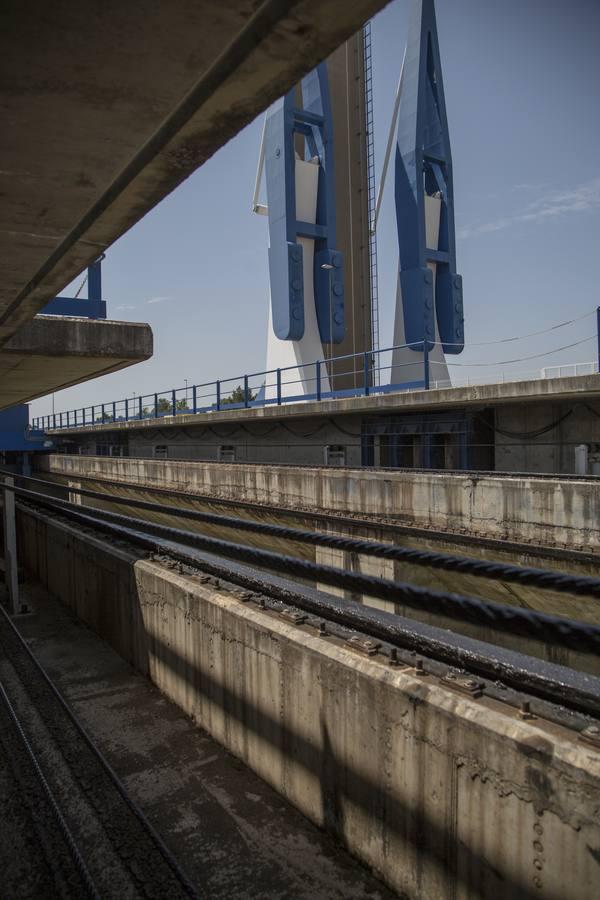 En las tripas de la gran esclusa del Guadalquivir