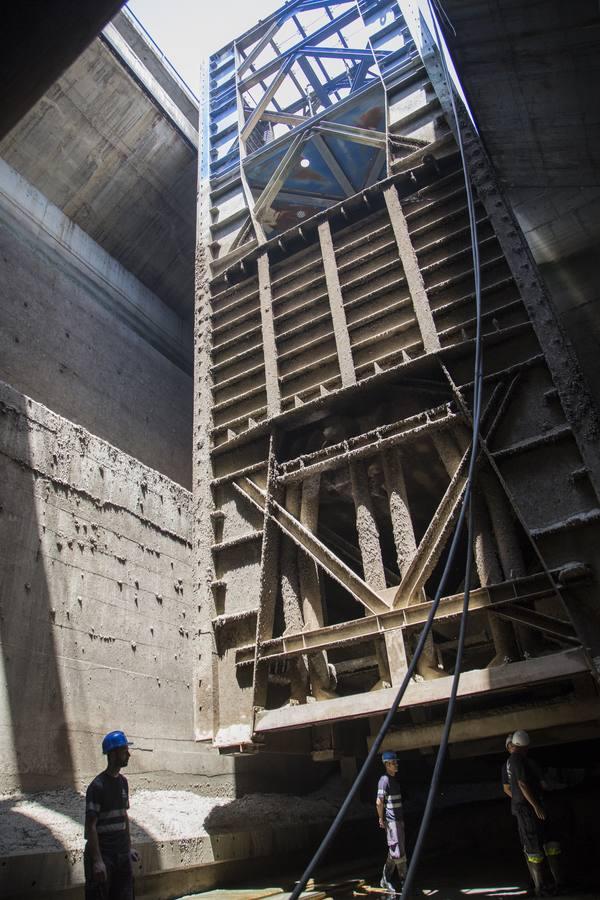 En las tripas de la gran esclusa del Guadalquivir