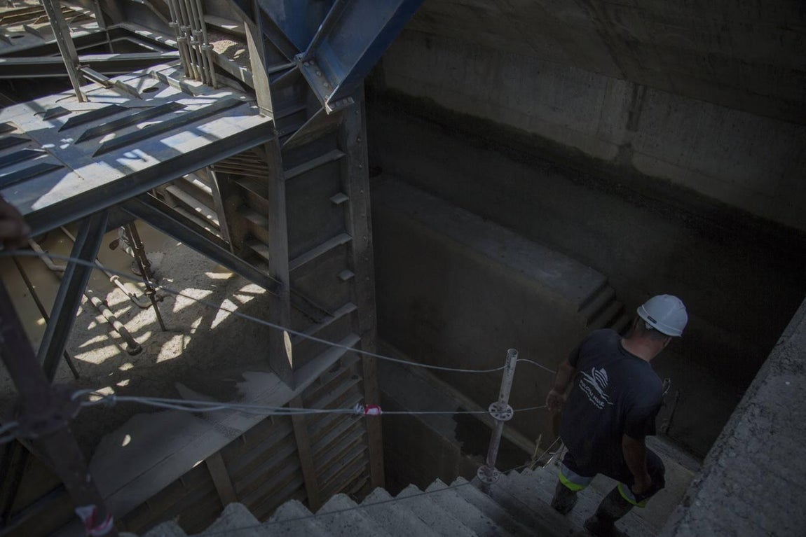 En las tripas de la gran esclusa del Guadalquivir