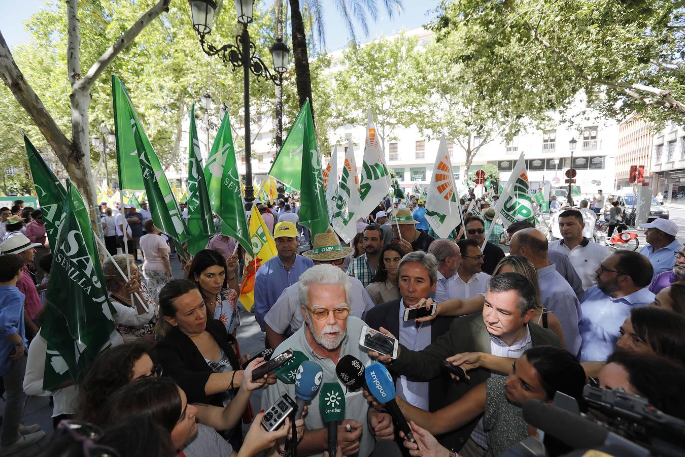 Protesta de agricultores en el consulado americano de Sevilla
